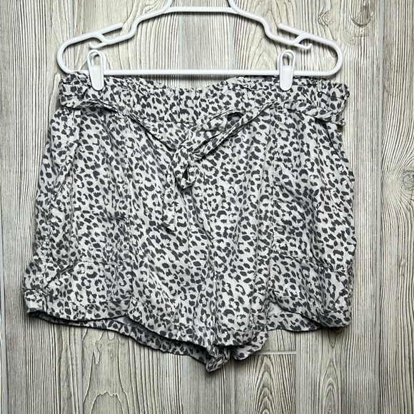 AERIE CAMP SHORTS XXL GREY BLACK CHEETAH LEOPARD PAPERBAG SHORT BOW BELT AE - Picture 1 of 4